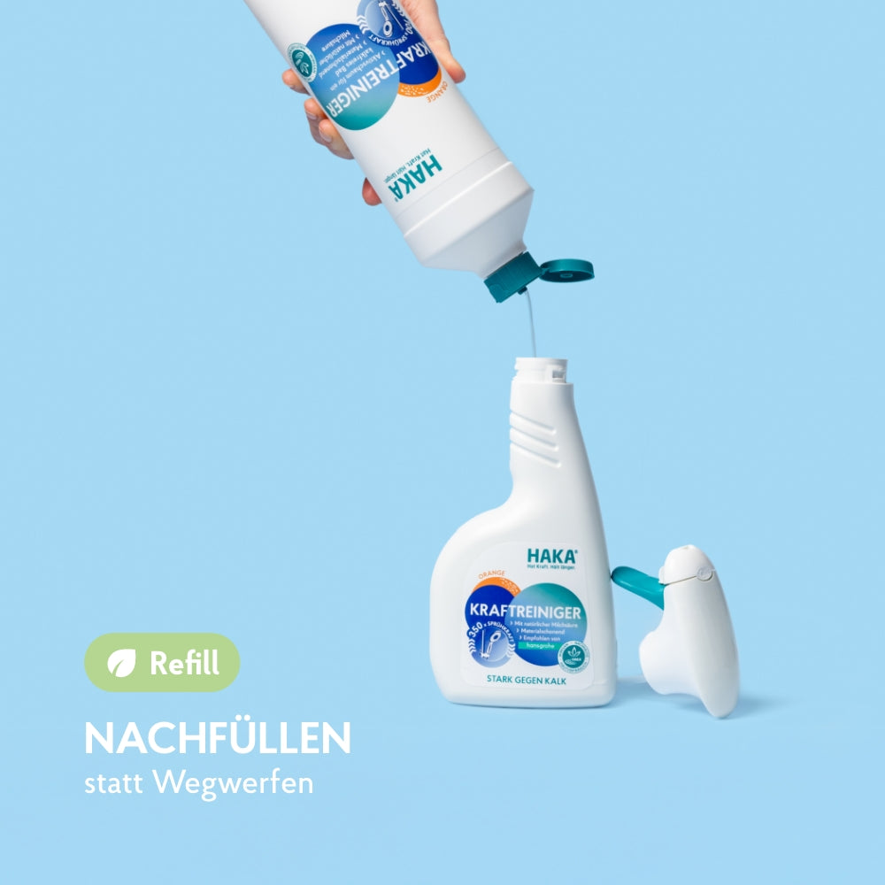 Kraftreiniger Nachfüller wird in Sprayflasche nachgegüllt