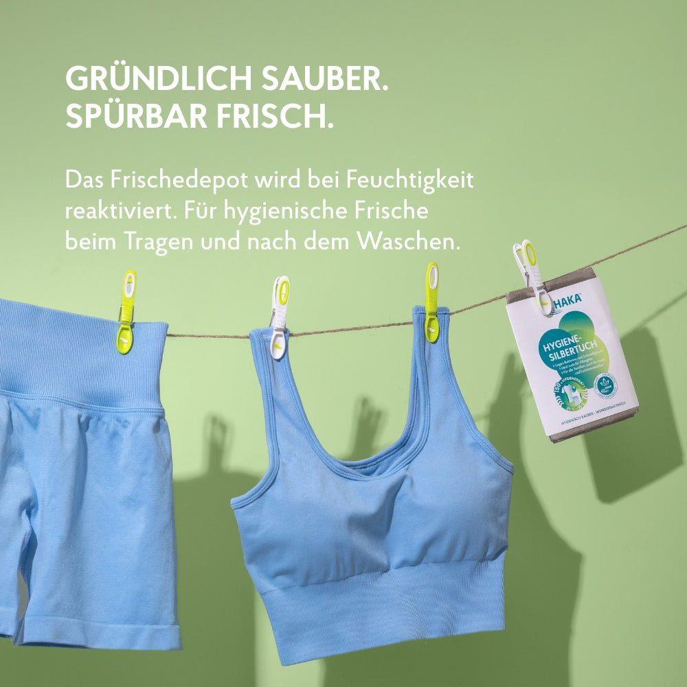 Silbertuch auf der Wäscheleine mit Sportsachen