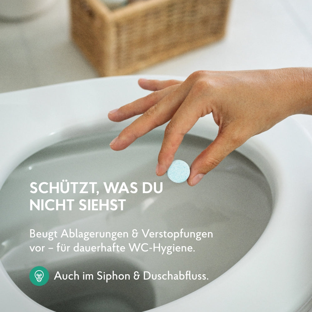 WC Tab wird in die Toilette geworfen