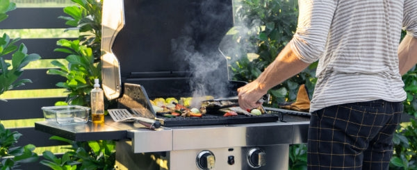 Grill putzen leicht gemacht: Fett entfernen & Grillrost reinigen