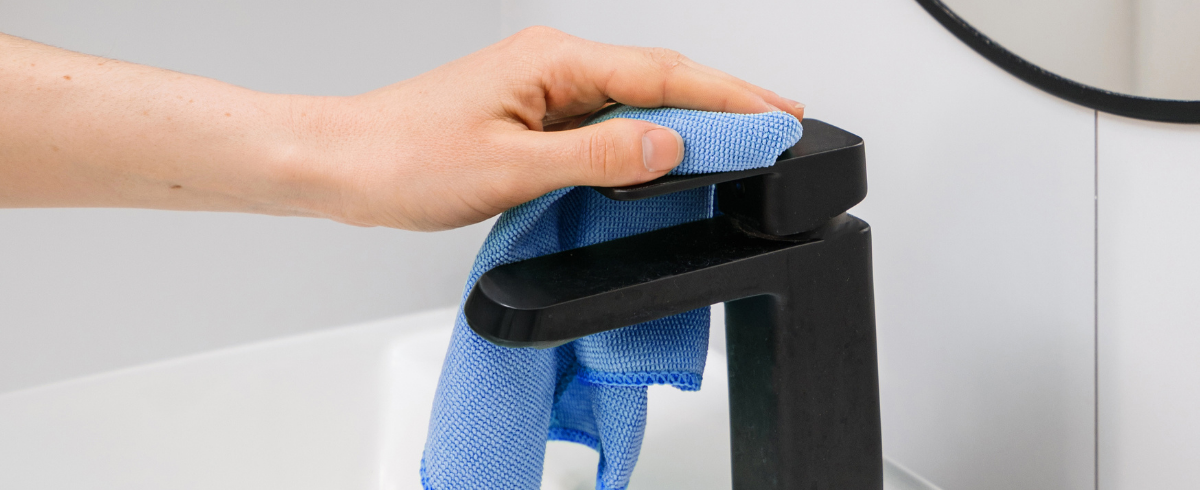 Schwarze Armaturen reinigen: So bleiben schwarze Armaturen & Spülen wie neu