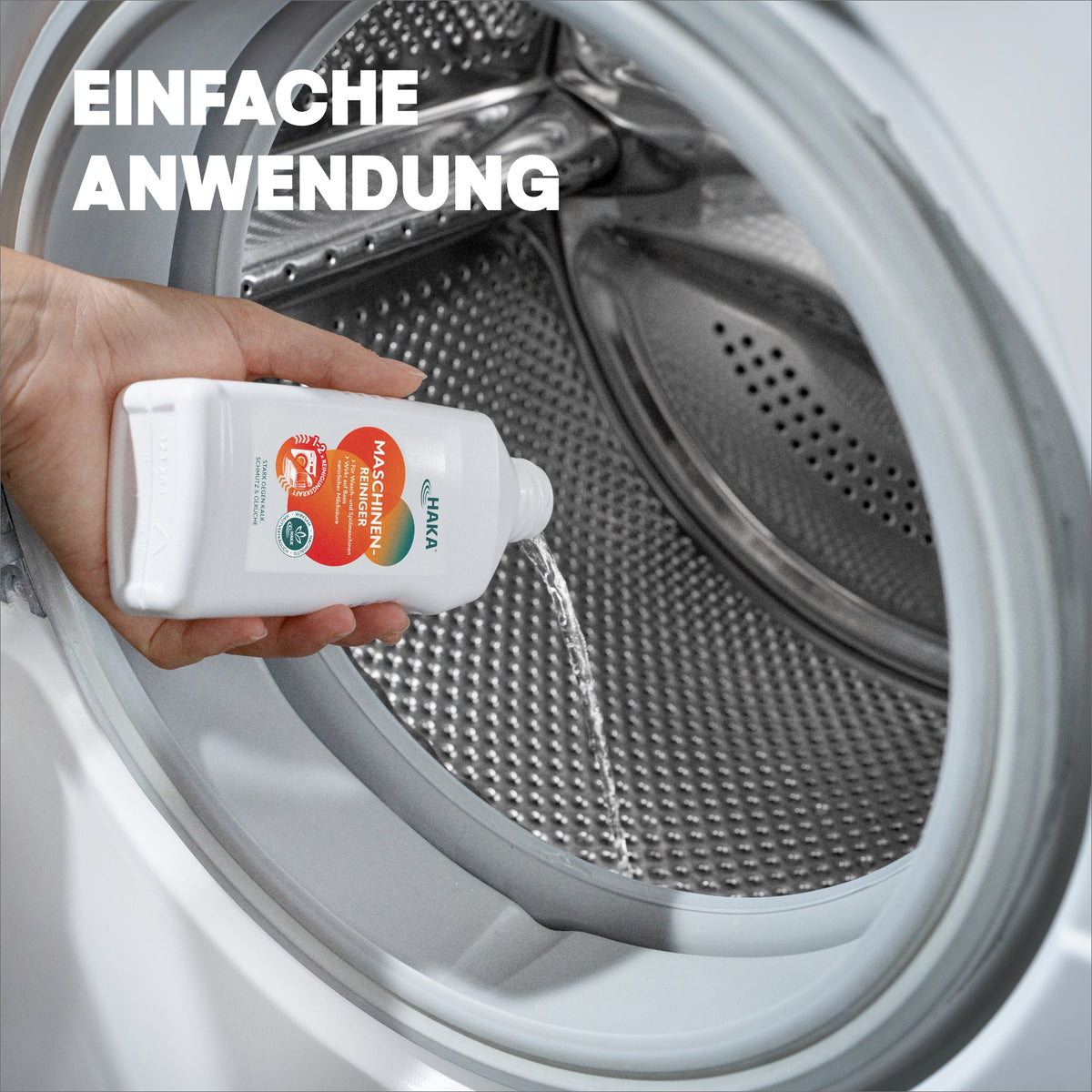 Bild zeigt die einfache Anwendung des Maschinenreinigers, der einfach in die Trommel gegossen wird. 