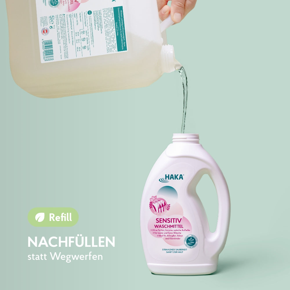 Sensitiv Waschmittel Kanister wird in die 2L Flasche nachgefüllt