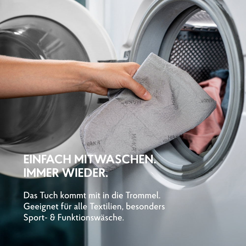 Silbertuch gegen Bakterien und Gerüche wird in die Waschmaschine zur Wäsche gelegt.
