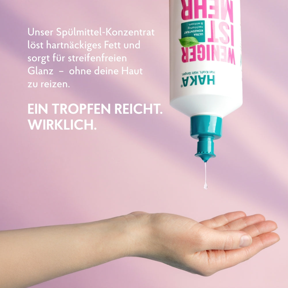 Spülmittel tropft sanft in die Hand